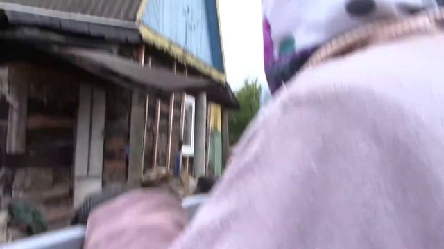 МАМА ставит ЗАБОР с профиля. Мешает раствор и Цементирует столбы