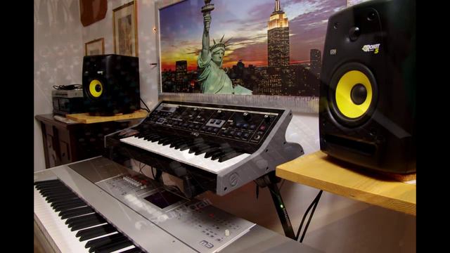 Kyrie K626 with Moog synthesizer смотреть онлайн