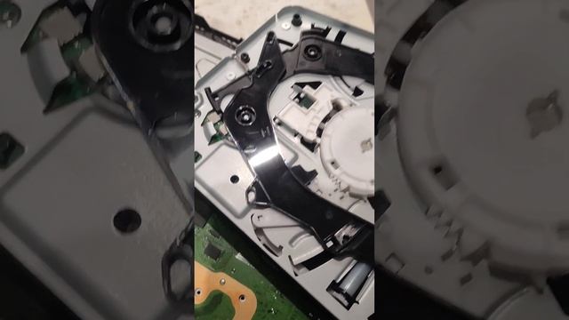 ремонт дисковода sony PlayStation 4 Pro работает как бензопила