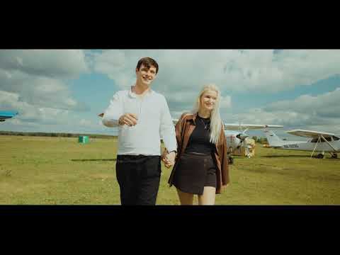 предложение руки в небе. Аренда индивидуального самолета и баннер "Выходи за меня" в небе