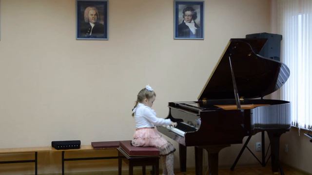 Менуэт (И.С. Бах), Сонатина (И. Беркович), Этюд (Л. Шитте), Белая курочка Рыжик (О. Геталова). смотреть онлайн