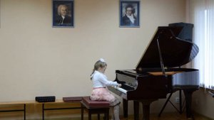 Менуэт (И.С. Бах), Сонатина (И. Беркович), Этюд (Л. Шитте), Белая курочка Рыжик (О. Геталова).