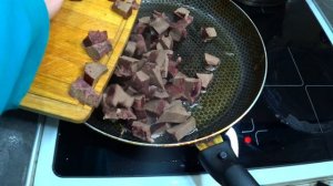 ГОВЯЖЬЕ СЕРДЦЕ разделываю и готовлю в овощном соусе очень вкусно .