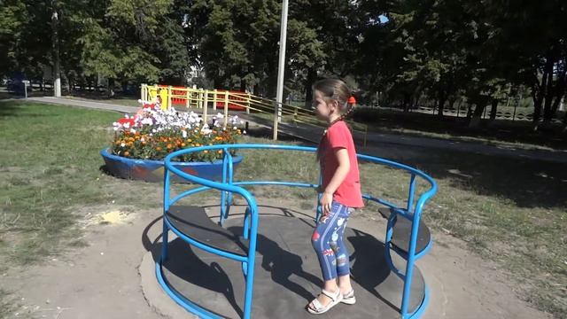 Аленка Катается на качелях во дворе центра развития детского творчества на Салтовке в Харькове смотреть онлайн