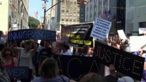 В США тысячи людей вышли на акции протеста в связи с резонансным решением Дональда Трампа