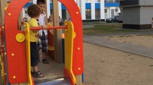 Любимые детки на площадке играют