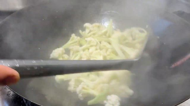 花菜這樣炒才好吃，大廚教你一招，脆嫩入味，好吃下飯，收藏了【留意美食】#花菜 #花菜做法 #花菜食譜