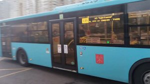 Автобус следует по маршруту 135