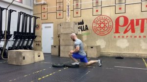 Эксцентрические сплит-приседания на подставке с выведением колена за мысок 4211