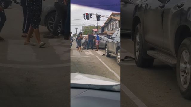 Bestuurder Bewusteloos Geraakt, Hoek Kwatta En Kernkampweg | Suriname Today смотреть онлайн