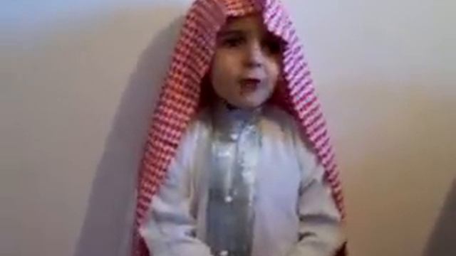 Маленький мусульманин читает суры