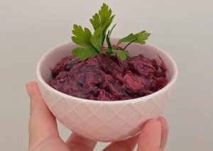 Вкусный салат со свеклой! Готовить проще простого! Вкусно и полезно.
