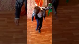 Цыганский мальчик хорошо выдает ритм