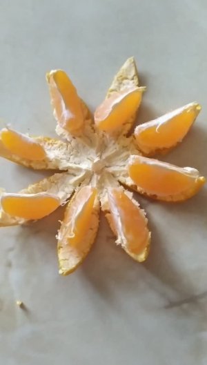 как красиво 
 почистить мандарин !!!