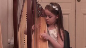 Маленькая  девочка талантливо играет на арфе музыку из фильма Амели