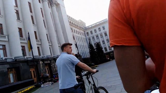 Андрей Луганский и я. Сможет ли Слуга Народа доехать на работу без огромного кортежа, на велосипеде смотреть онлайн