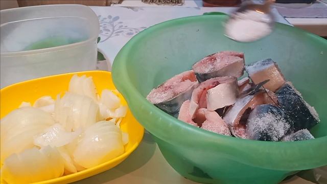 Как вкусно засолить скумбрию дома.  How delicious to pickle mackerel at home.