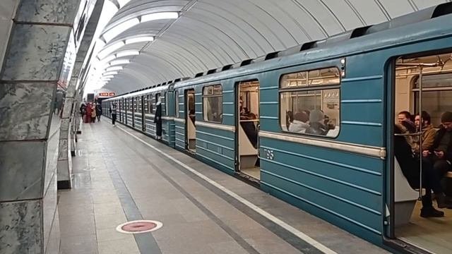 На станции ЧКАЛОВСКАЯ Московского метро (Люблинско-Дмитровская линия)