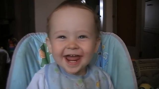 малыш смеется смотреть онлайн