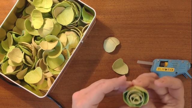 Цветы из яичных лотков (пасхальный венок из роз) своими руками