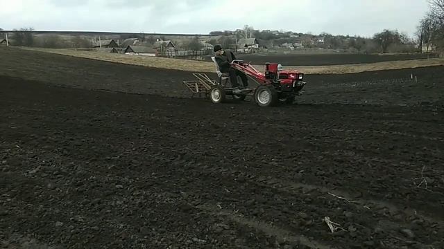 Боронование почвы мотоблоком