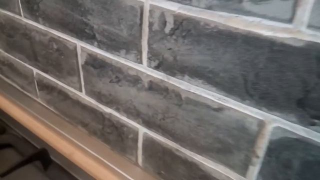 фартук из декоративной штукатурки год спустя.