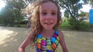 Аквапарк Золотая Бухта. Аня и Алиса веселятся в аквапарке #аквапарк, #aquapark, #едетваквапарк