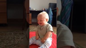 Девятимесячный ребёнок смеётся