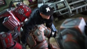 Битва роботов! Титанобой напал на нашу базу!