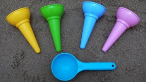 Делаем в песочнице мороженное из песка слушаем детскую песню.