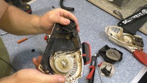 Одноручная бензопила ЗАЧЕМ КОМУ???  работа-обзор, разборка-конструкция / бензопила  25.4 сс