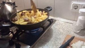 ЖАРЕНАЯ КАРТОШКА с МЯСОМ.