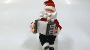 Дед Мороз играет на гармошке