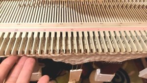 Шапка на вязальной машине. Как быстро связать простую шапку. Hat on a knitting machine. #stayhome