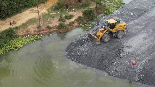 New Updating Deep Pond Filling With Stone More 35m Achieve, Wheel Loader Move Stone to Water смотреть онлайн