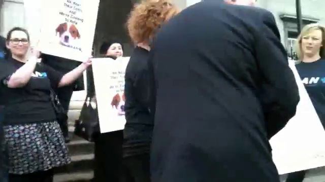 Senator David Norris Delivers Giant "Postcard" to Minister Phil Hogan смотреть онлайн