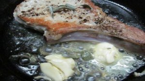 Жареные свиные стейки с яблоком