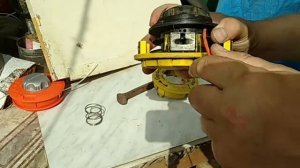 Как разобрать и заправить леску в головку триммера Garden
