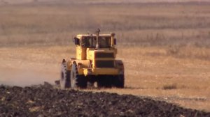Трактора Кировец пашут поле