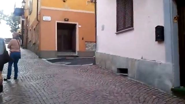 Walking in La Morra, Italy. смотреть онлайн