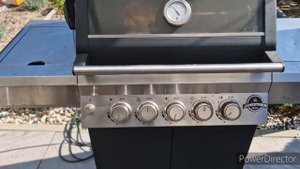 Подкопченая курица на газовом гриле.