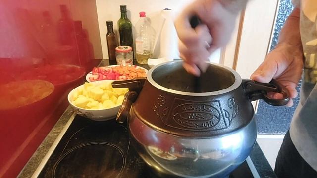 Картошка с мясом и овощами в афганском казане