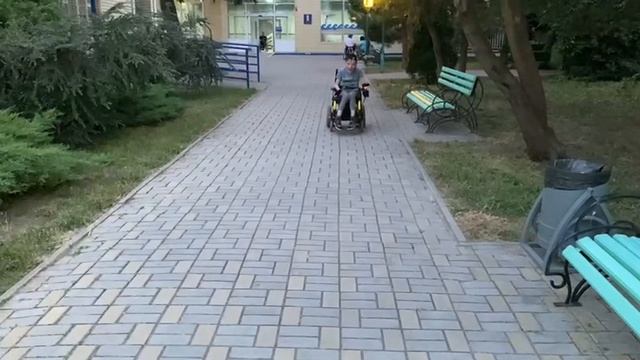 Шок от происходящего Нагрузка большаяОдна с ребенком инвалидом в санатории Дцп на электроколяске.MOV