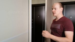 Двери купе перед натяжным потолком