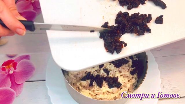 Праздничный салат "Торжество" с курицей и черносливом смотреть онлайн