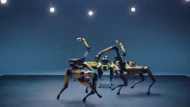 Реклама Компании Boston Dynamics. Роботы анализируют музыку и танцуют в ритм.