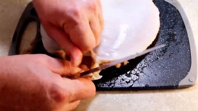 Как почистить камбалу дома?Ответ в этом видео