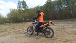Учится трогаться на эндуро мотоцикле. Stels Enduro 250