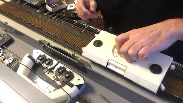 Вязальная машина с игольницей с металлическими зубьями