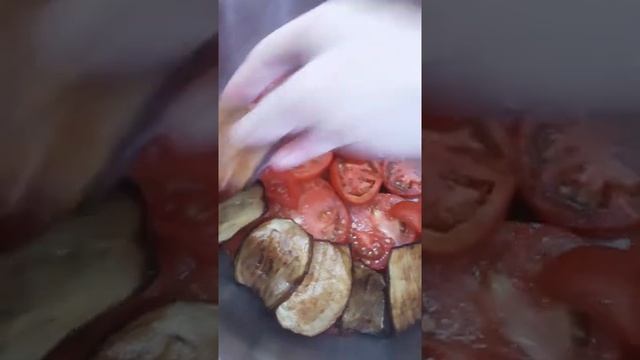 РИС С ОВОЩАМИ И МЯСОМ, ВЫЛОЖЕННЫЕ СЛОЯМИ+ САЛАТ ИЗ СВЕЖИХ ОГУРЦОВ С КЕФИРОМ смотреть онлайн